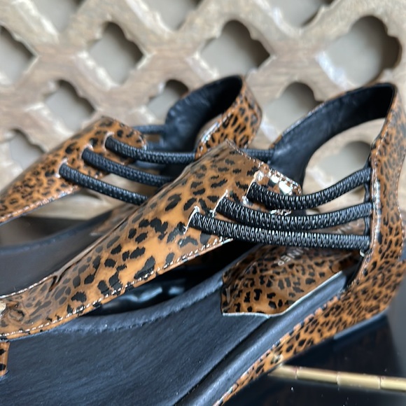 NEW! DONALD J PLINER LEOPARD WEDGE SANDALS - Picture 9 of 10